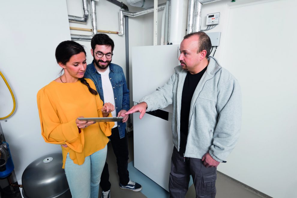 IWO_Pressebild_Oel-Brennwertheizung_Eigentuemer_1