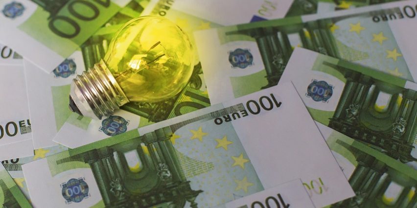 Energiepreis_Gluehbirne_Euroscheine