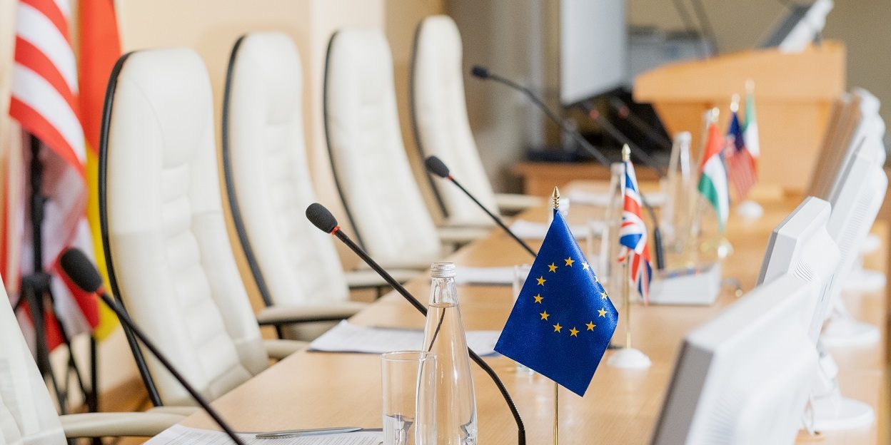 Konferenz_EU_G7_Flaggen_Mikrophone