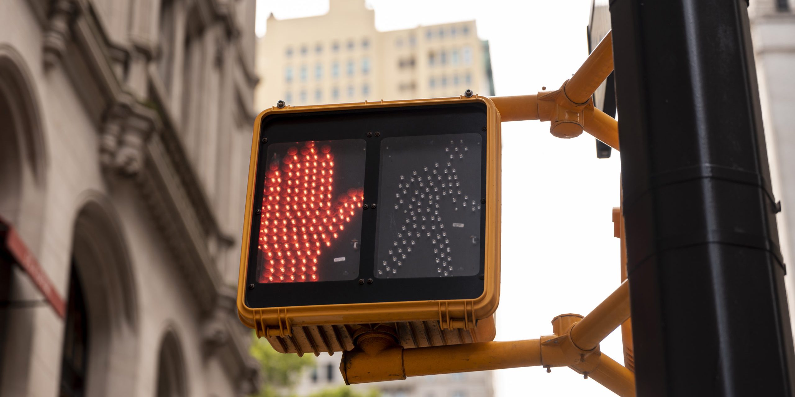 rote-ampel-in-der-stadt-scaled-1