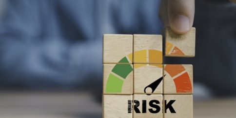 Risiko_hoch_Holzkloetze-1