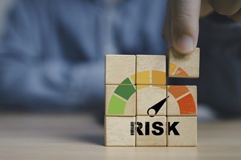 Risiko_hoch_Holzkloetze-1